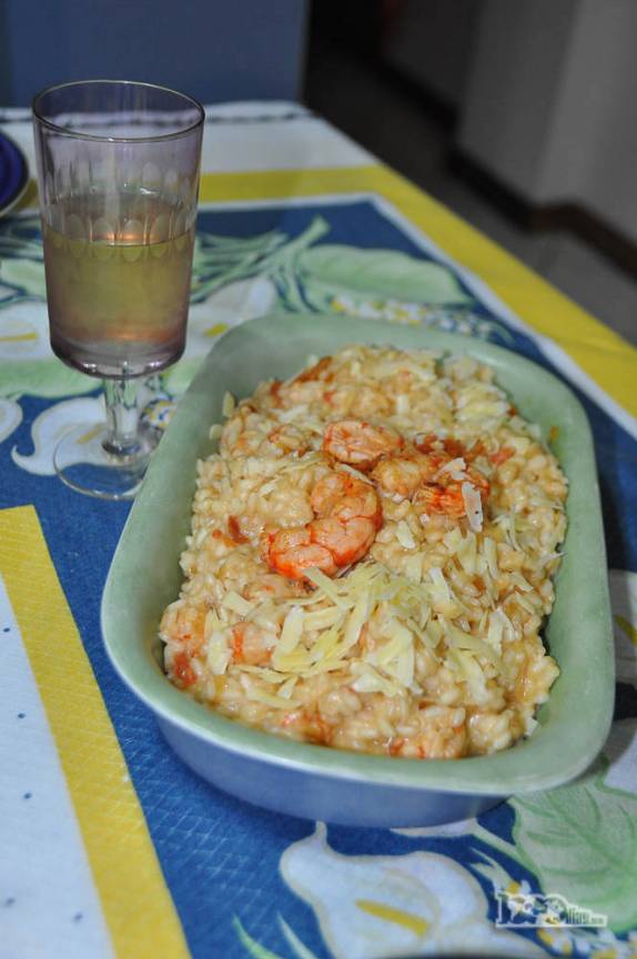 Um delicioso macarrão com molho de camarão, obra-prima da Ana no nosso apartamento (da tia Wal) em Bombas, litoral de Santa Catarina